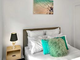 Sleek Stylish Modern Close to Airport