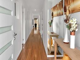 Sleek Stylish Modern Close to Airport