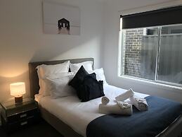 Sleek Stylish Modern Close to Airport