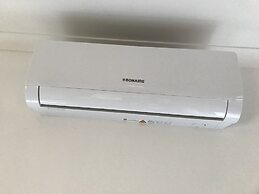 Sleek Stylish Modern Close to Airport