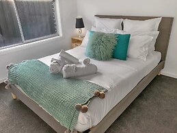 Sleek Stylish Modern Close to Airport