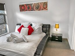 Sleek Stylish Modern Close to Airport