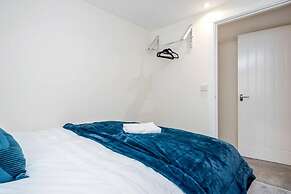 Cosy 2BR Maisonette Near Hospital & Stations