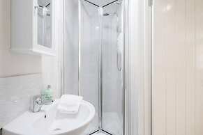 Cosy 2BR Maisonette Near Hospital & Stations