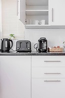 Cosy 2BR Maisonette Near Hospital & Stations