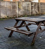 Cosy 2BR Maisonette Near Hospital & Stations