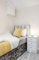 Cosy 2BR Maisonette Near Hospital & Stations