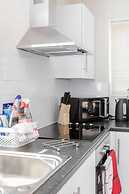 Cosy 2BR Maisonette Near Hospital & Stations