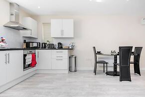 Cosy 2BR Maisonette Near Hospital & Stations