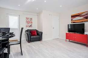 Cosy 2BR Maisonette Near Hospital & Stations