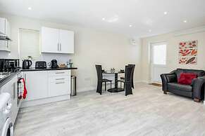 Cosy 2BR Maisonette Near Hospital & Stations