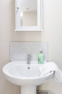 Cosy 2BR Maisonette Near Hospital & Stations