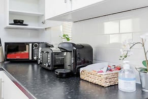 Cosy 2BR Maisonette Near Hospital & Stations