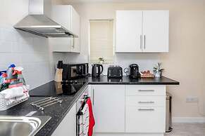 Cosy 2BR Maisonette Near Hospital & Stations