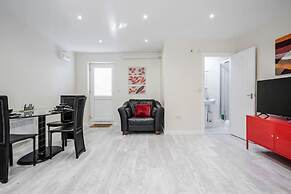 Cosy 2BR Maisonette Near Hospital & Stations