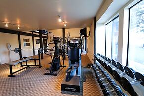 Summit 293 Bright, Spacious with Under Ground Parking, Walk to Eagle L