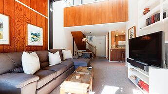 Summit 293 Bright, Spacious with Under Ground Parking, Walk to Eagle L