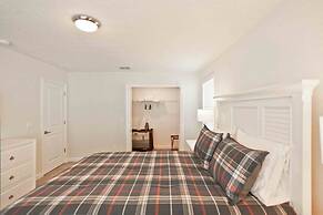 Storey Lake Dream Home With Gorgeous Lake View! 6 Bedroom Home by RedA