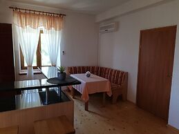 Villa Valeta 500 Meters From the Beach