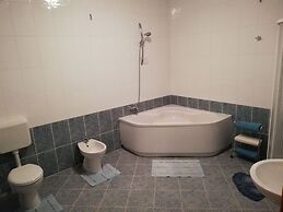 Villa Valeta 500 Meters From the Beach