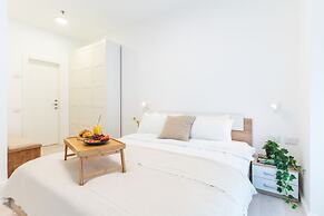 Sunlit Urban Escape with Balcony by Sea N Rent