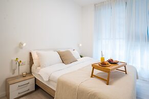 Sunlit Urban Escape with Balcony by Sea N Rent