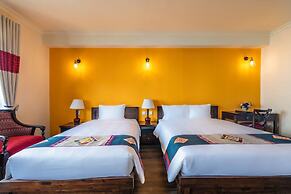 Cat Cat Galerie d'Art