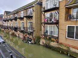 Penthouse Waterfront Apartment - St Neots
