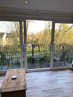Penthouse Waterfront Apartment - St Neots
