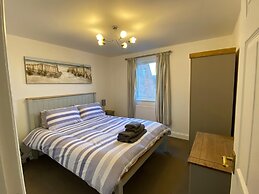 Penthouse Waterfront Apartment - St Neots