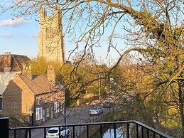 Penthouse Waterfront Apartment - St Neots