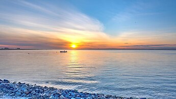 Bungalow 8 - 1br, Waterfront