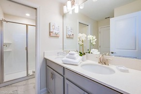 5 Bed Pool With Overflowing Spa In Champions Gate! 5 Bedroom Villa by 