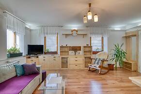 Farmhouse Blackberry Pool&wellness