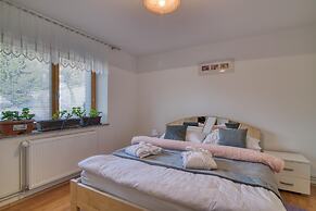 Farmhouse Blackberry Pool&wellness