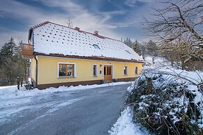 Farmhouse Blackberry Pool&wellness