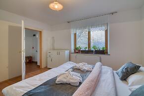 Farmhouse Blackberry Pool&wellness