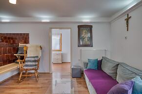 Farmhouse Blackberry Pool&wellness