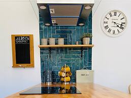 Luxury Apartment-golden Triangle, Parking & Garden