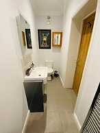 Luxury Apartment-golden Triangle, Parking & Garden