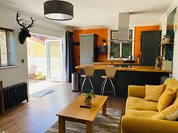 Luxury Apartment-golden Triangle, Parking & Garden