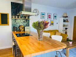 Luxury Apartment-golden Triangle, Parking & Garden