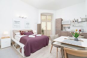 Modern Studio Kantor by Renters