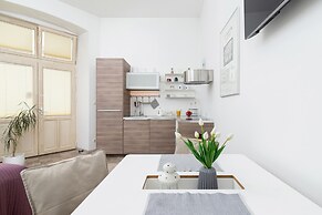 Modern Studio Kantor by Renters