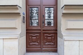 Modern Studio Kantor by Renters