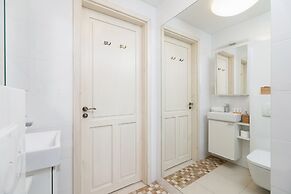 Modern Studio Kantor by Renters