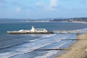 Modern two Bedroom Apartment Ideally Located