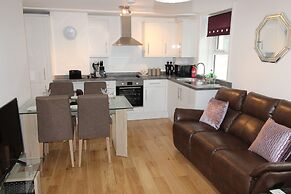 Modern two Bedroom Apartment Ideally Located