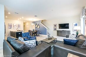 Luxury 5 Bed Townhome With Pool 5 Bedroom Townhouse by RedAwning