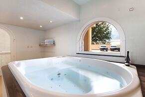 Exclusive Luxury Villa with Pool and Spa